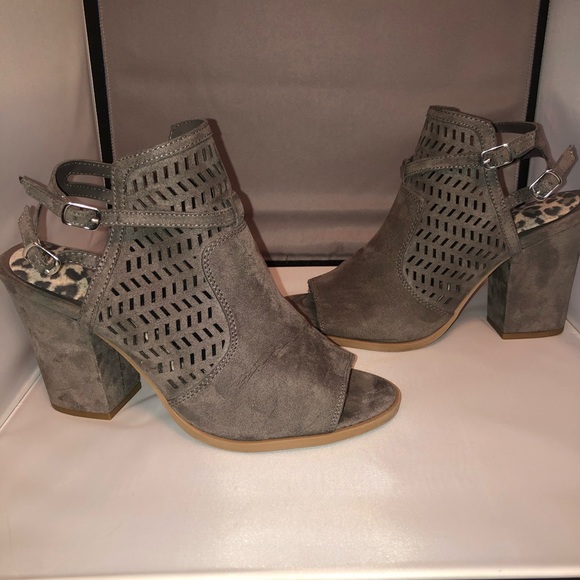 American Eagle By Payless Shoes - American Eagle Open Toed/Open Backed Bootie Size 9
